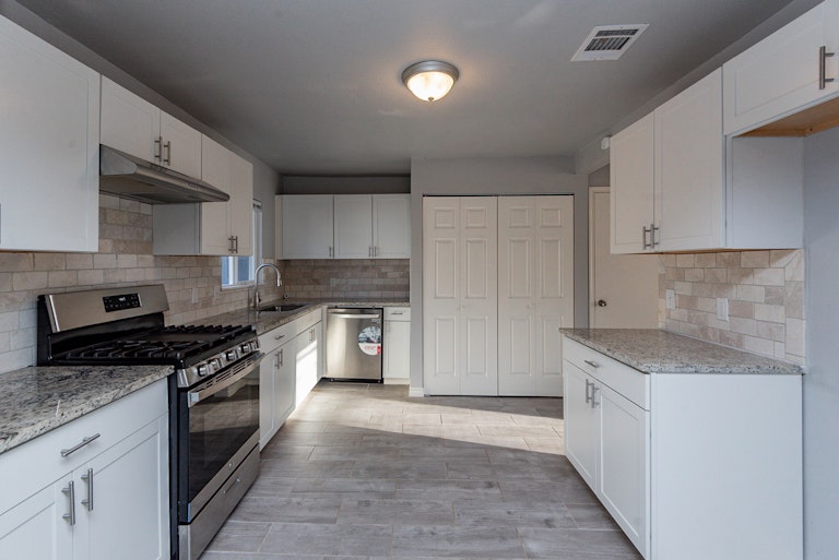 Photo 2 of 22 - 1609 Kent Dr, Arlington, TX 76010