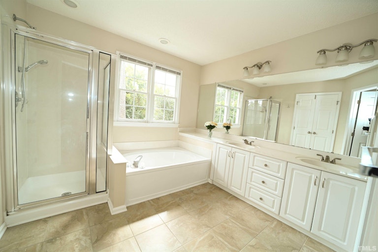 Photo 19 of 27 - 102 Lewey Stone Ct, Cary, NC 27519