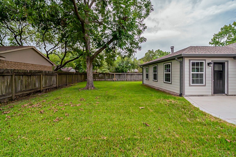 Photo 29 of 32 - 105 Greenshire Dr, League City, TX 77573