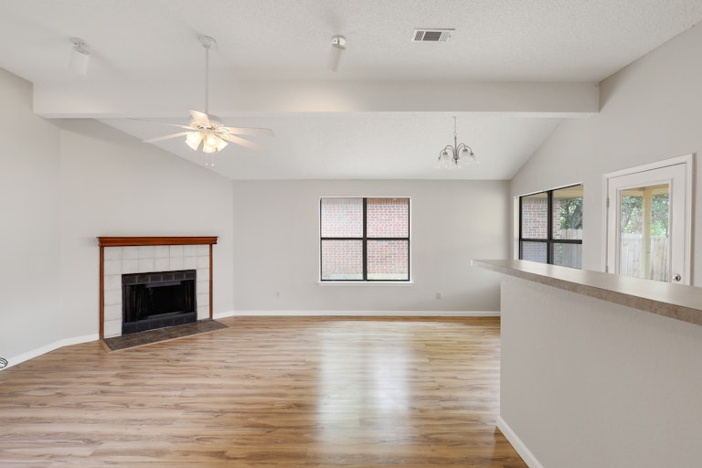 Photo 3 of 25 - 401 Angelina Dr, Arlington, TX 76018