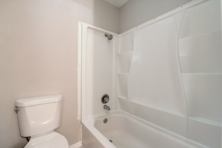 Photo 23 of 36 - 10503 Leroy Ct, Dallas, TX 75217