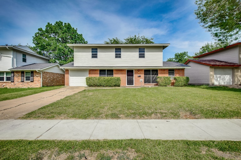 Photo 3 of 25 - 2920 Harlan Dr, Mesquite, TX 75150