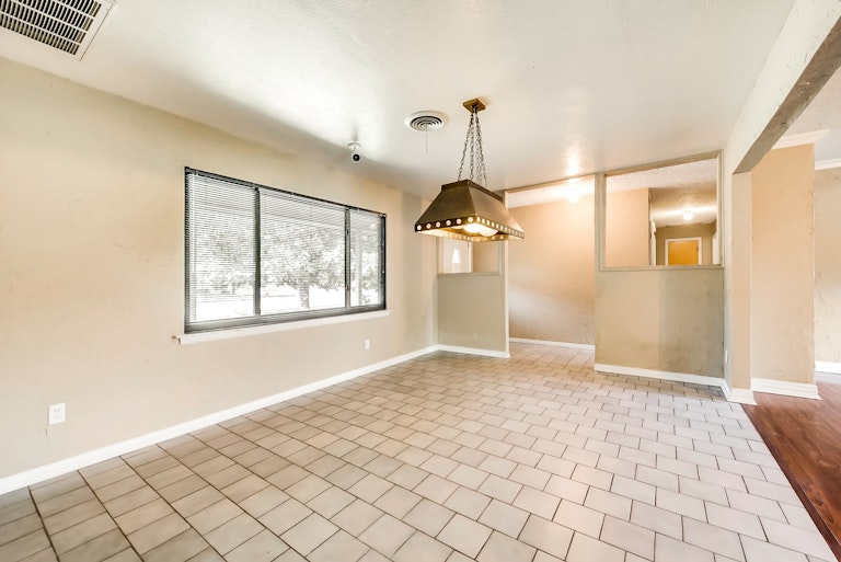 Photo 4 of 24 - 6640 Briley Dr, North Richland Hills, TX 76180