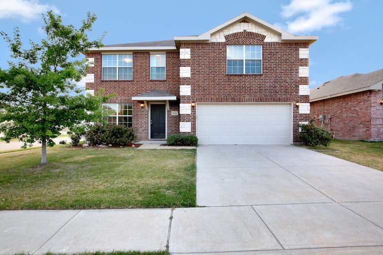 Photo 1 of 25 - 8601 Star Thistle Dr, Fort Worth, TX 76179