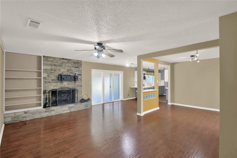 Photo 6 of 36 - 1107 Rebbeca Dr, Austin, TX 78758