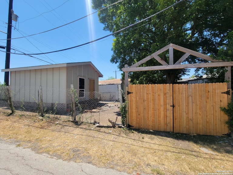 Photo 11 of 15 - 543 Topeka Blvd, San Antonio, TX 78210