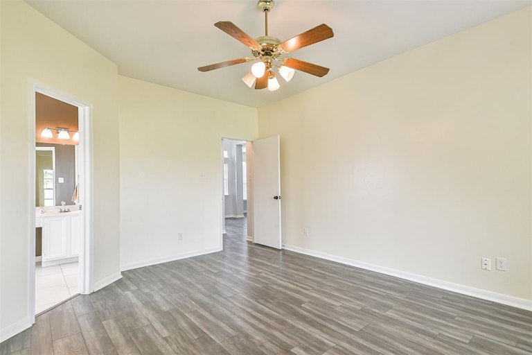 Photo 16 of 34 - 16026 Biscayne Shoals Dr, Friendswood, TX 77546