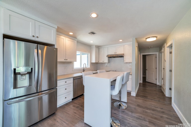 Photo 11 of 27 - 837 Canterbury Hill St, San Antonio, TX 78209
