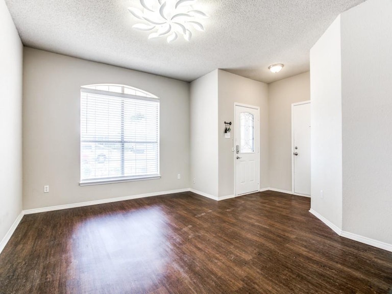 Photo 15 of 32 - 6449 Riverwater Trl, Fort Worth, TX 76179