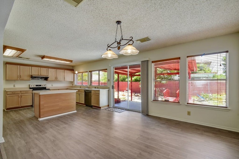 Photo 6 of 27 - 818 Willow Xing, New Braunfels, TX 78130