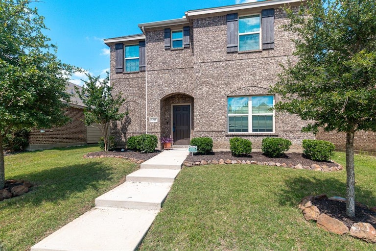 Photo 2 of 29 - 1300 Honeywood Ln, Royse City, TX 75189