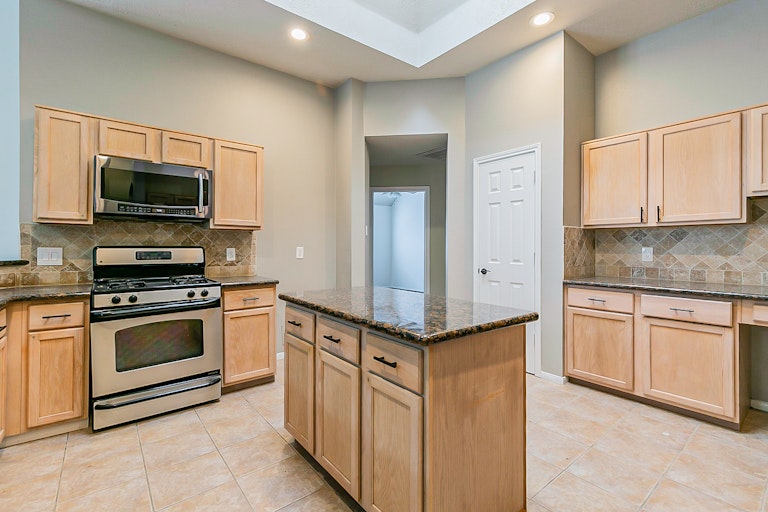 Photo 11 of 30 - 1611 Glacier Blue Dr, Fresno, TX 77545