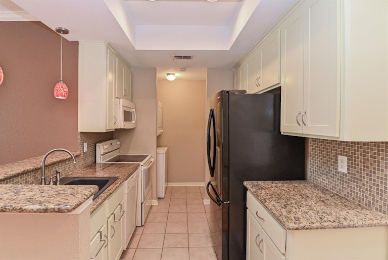 Photo 12 of 32 - 7350 Kirby Dr #37, Houston, TX 77030