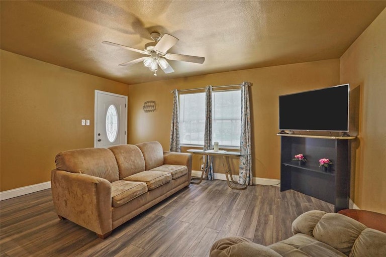 Photo 4 of 29 - 612 Highland Dr, Arlington, TX 76010