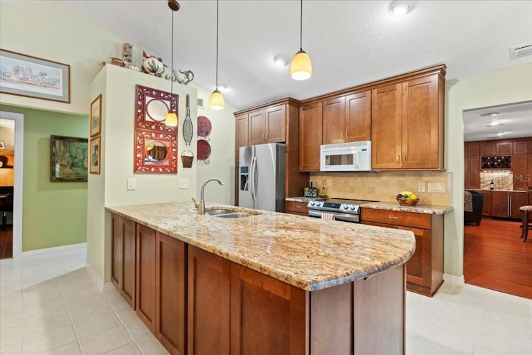 Photo 6 of 42 - 4904 Dewey Rose Ct, Tampa, FL 33624