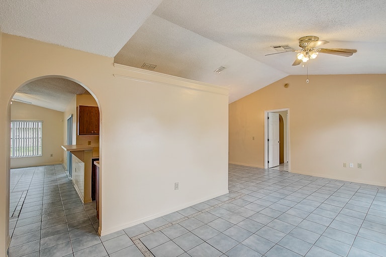 Photo 14 of 33 - 212 Ashford Pl, Kissimmee, FL 34758