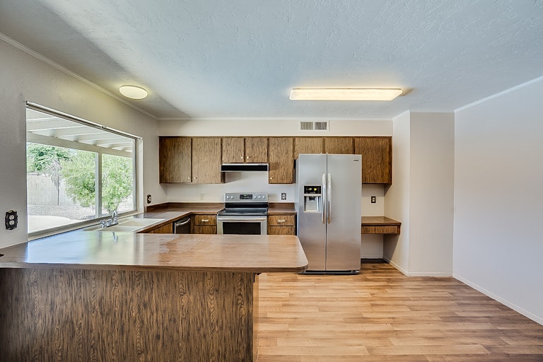 Photo 2 of 13 - 925 W Westchester Ave, Tempe, AZ 85283