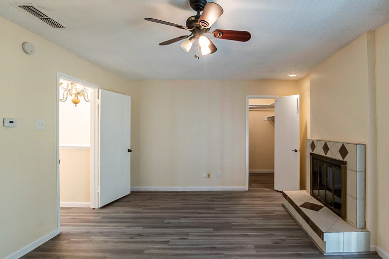 Photo 15 of 25 - 9326 Emberglow Ln, Dallas, TX 75243
