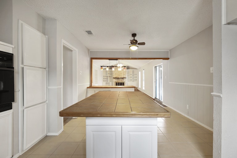 Photo 7 of 26 - 1600 Lexington Pl, Bedford, TX 76022