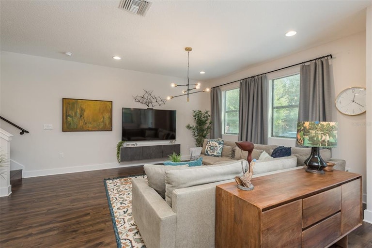 Photo 5 of 40 - 1150 25th St N, Saint Petersburg, FL 33713