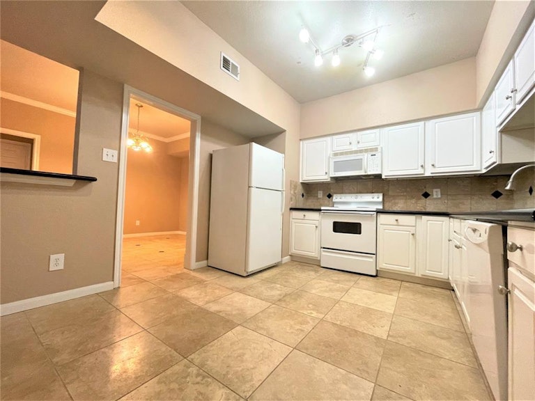 Photo 6 of 23 - 2255 Braeswood Park Dr #264, Houston, TX 77030