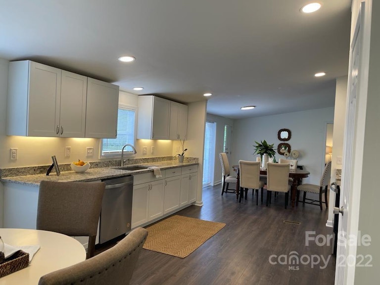 Photo 3 of 28 - 6036 Frazier Dr, Davidson, NC 28036