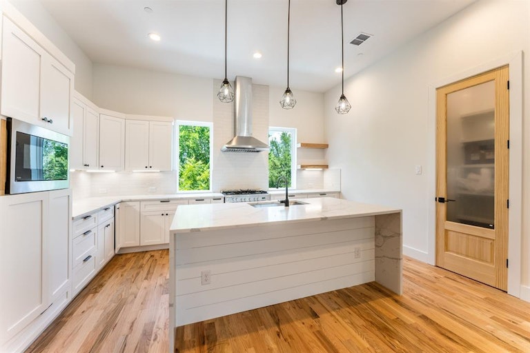 Photo 21 of 40 - 352 Foch St, Fort Worth, TX 76107