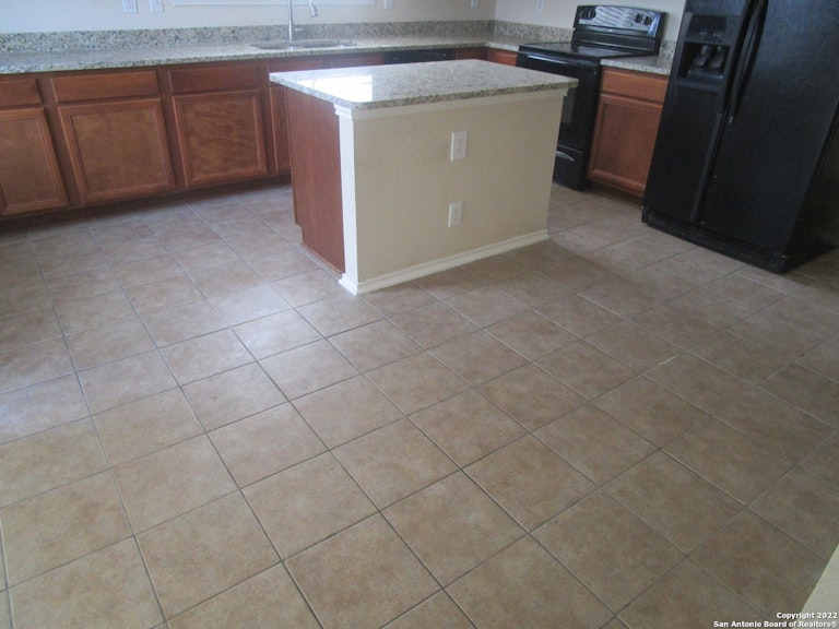 Photo 8 of 20 - 13310 Solar Crst, San Antonio, TX 78245