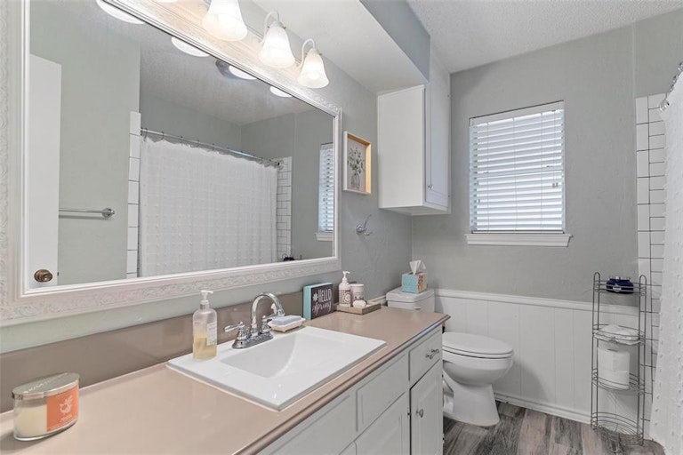 Photo 17 of 31 - 2405 Drawbridge Dr, Arlington, TX 76012