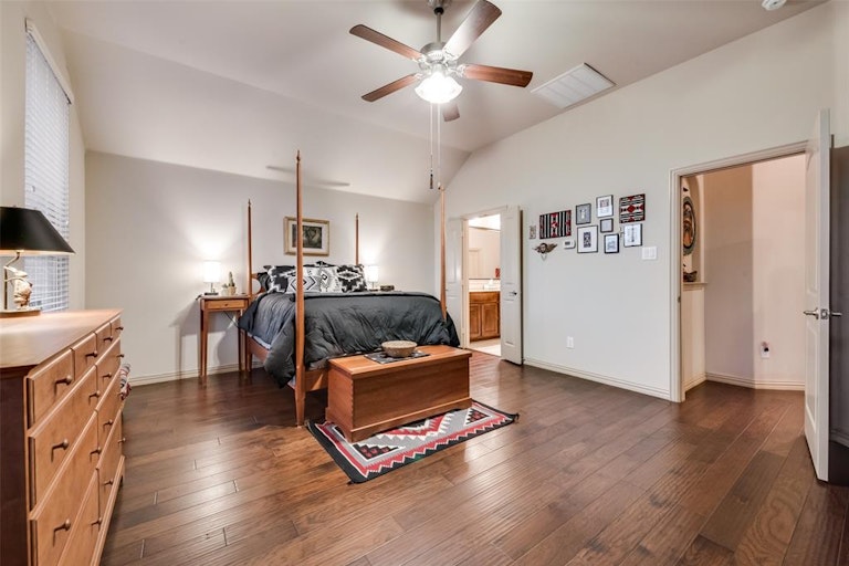 Photo 14 of 38 - 2222 Fallbrooke Dr, Grand Prairie, TX 75050