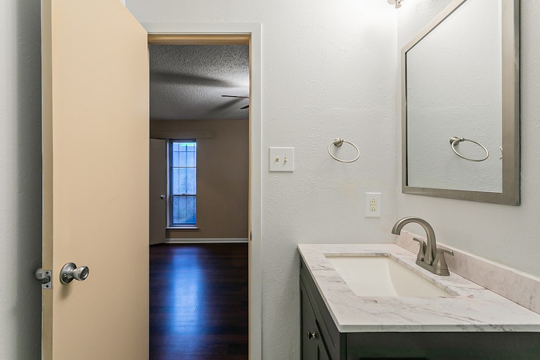 Photo 21 of 23 - 607 Dogwood Cir, Euless, TX 76039