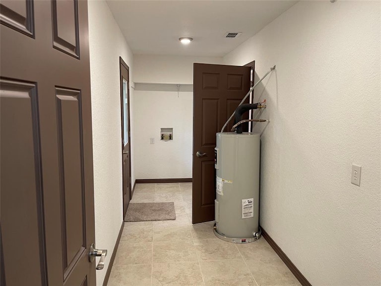 Photo 33 of 40 - 208 Guinevere Dr, Weatherford, TX 76086