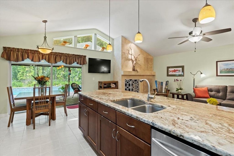 Photo 18 of 42 - 4904 Dewey Rose Ct, Tampa, FL 33624