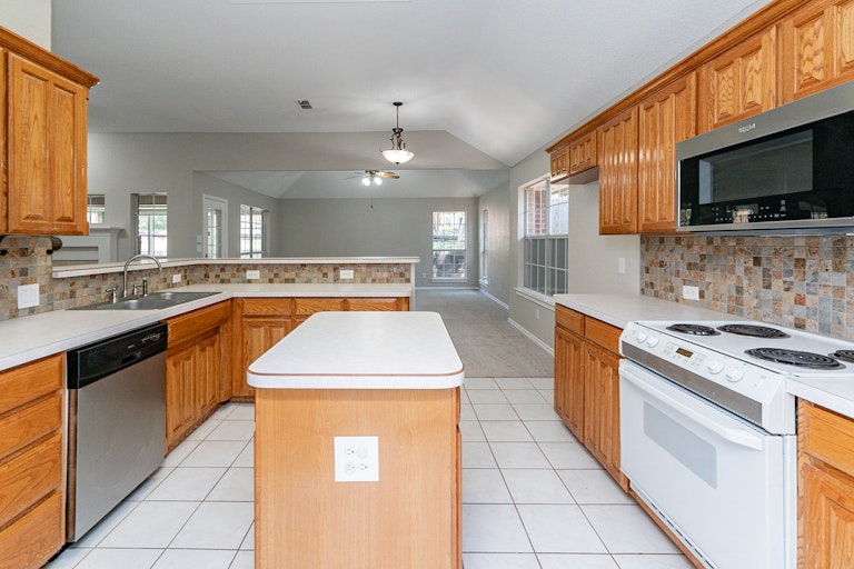 Photo 9 of 25 - 10170 Meadowcrest Dr, Benbrook, TX 76126