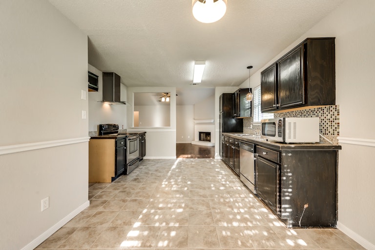 Photo 11 of 28 - 2039 Angelica Way, Dallas, TX 75217