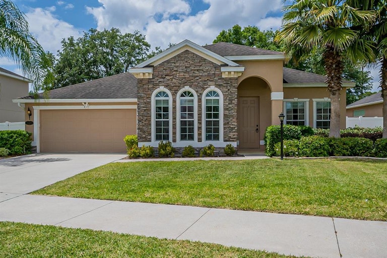 Photo 1 of 32 - 3409 Walden Reserve Dr, Plant City, FL 33566