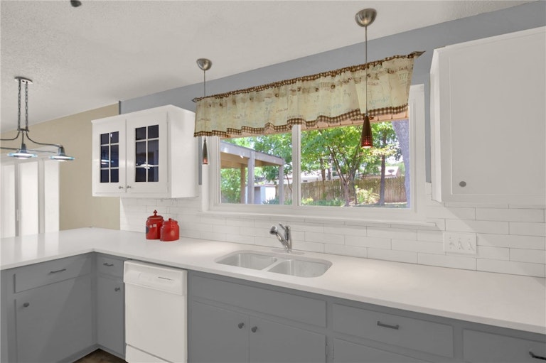 Photo 7 of 36 - 1107 Rebbeca Dr, Austin, TX 78758