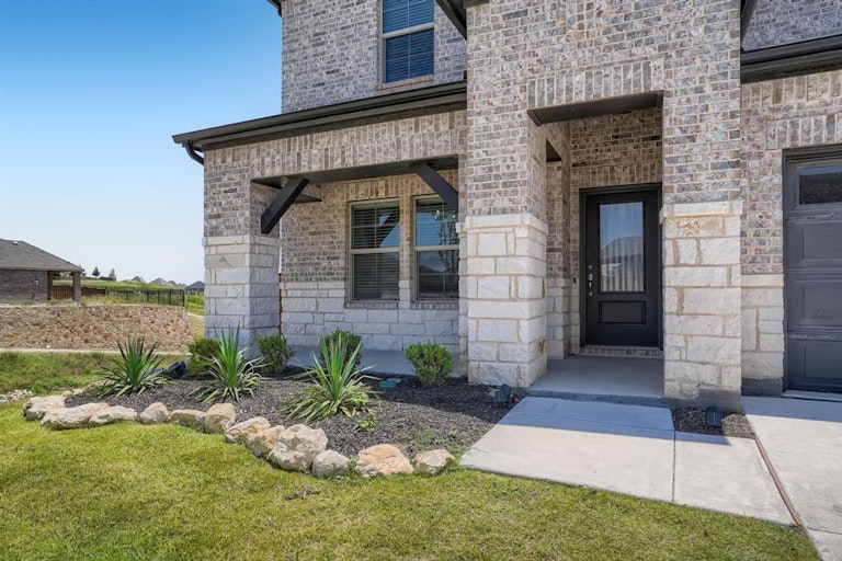 Photo 3 of 40 - 10417 Trail Ridge Dr, Benbrook, TX 76126