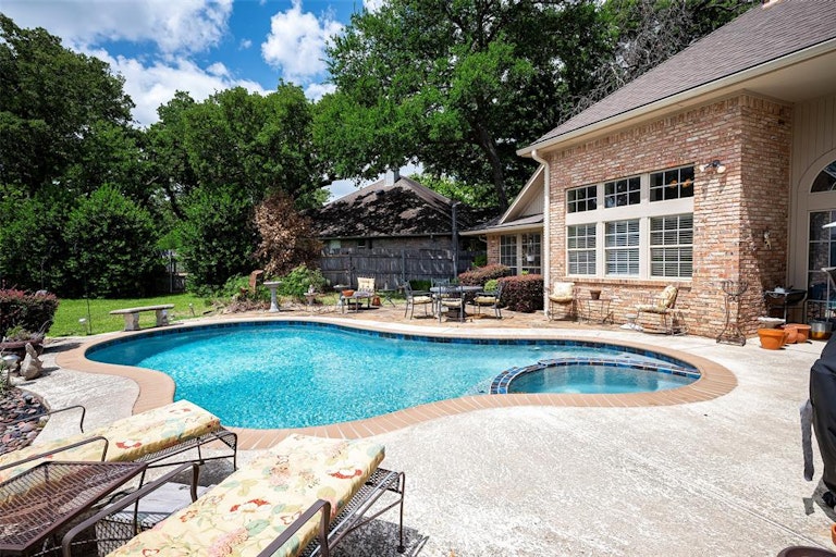 Photo 32 of 40 - 7115 Spruce Forest Ct, Arlington, TX 76001