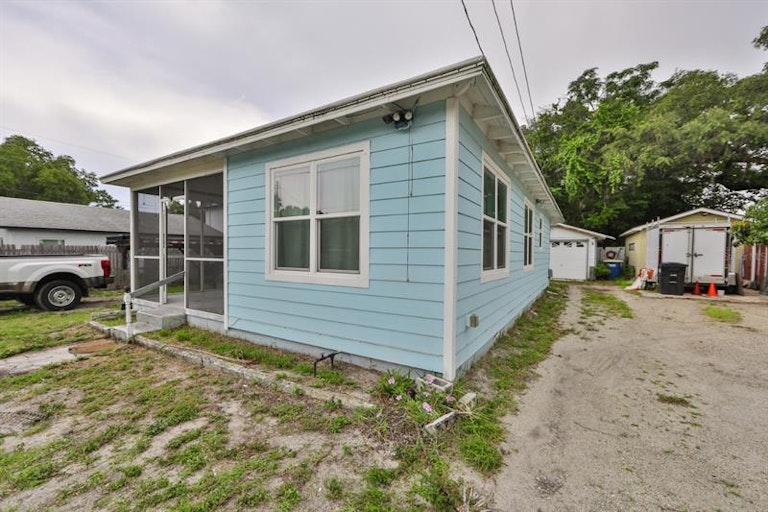 Photo 2 of 25 - 1138 Belleair Rd, Clearwater, FL 33756