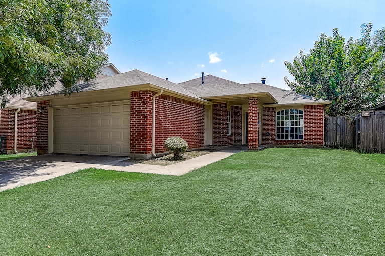 Photo 1 of 37 - 9032 Elbe Trl, Fort Worth, TX 76118