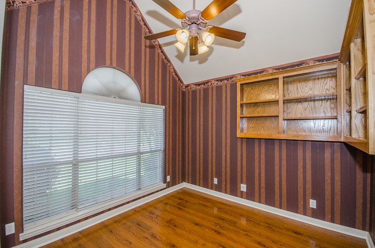 Photo 21 of 38 - 1320 Rusticwood Dr, Desoto, TX 75115