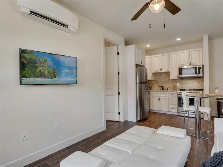 Photo 33 of 69 - 635 N Osprey Ave, Sarasota, FL 34236