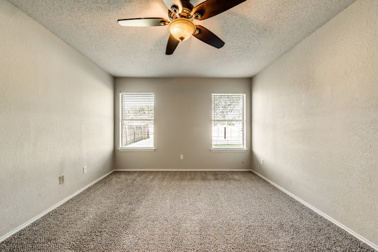 Photo 15 of 28 - 2039 Angelica Way, Dallas, TX 75217