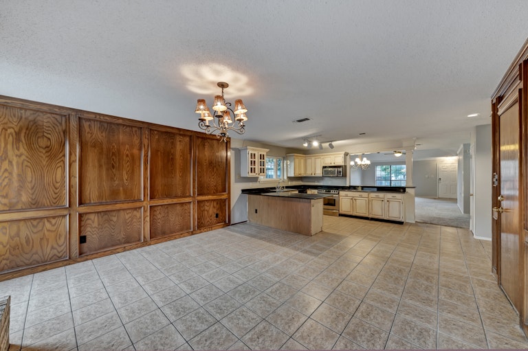 Photo 9 of 24 - 6944 Bentley Ave, Fort Worth, TX 76137