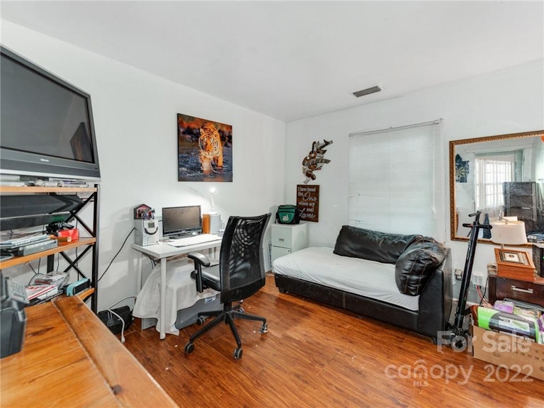 Photo 13 of 24 - 609 Fawnbrook Ln, Charlotte, NC 28217