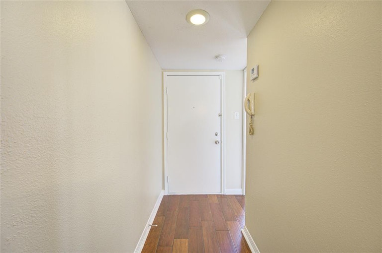 Photo 7 of 37 - 12200 Overbrook Ln #31A, Houston, TX 77077