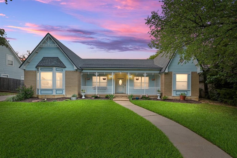 Photo 1 of 40 - 5607 Oak Branch Dr, Arlington, TX 76016