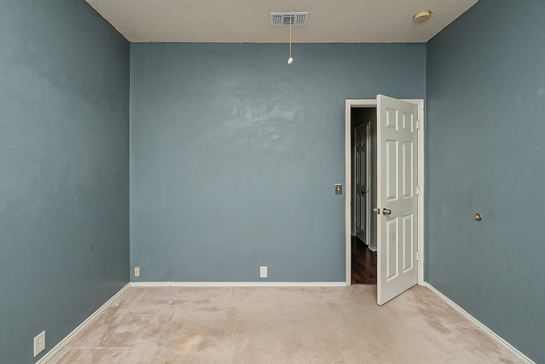 Photo 17 of 47 - 1309 Woodthorpe Dr, Mesquite, TX 75181