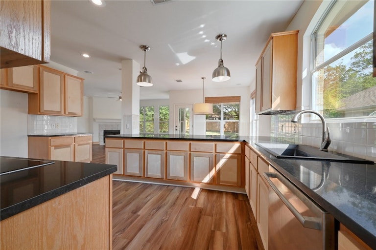 Photo 7 of 31 - 11922 Loomis Dr, Austin, TX 78738